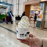 ミルクスタンド エスペリオ - おこっぺ牛乳のソフトクリーム：カップ（380円）