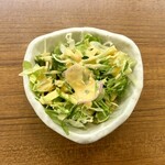 キッチン寅家 - ふわふわたまご＆自家製ケチャップのオムライス ¥1,023 のサラダ