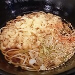 ゆで太郎 - ソバには揚げ玉とごま、七味を投入