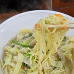 鳳春 - C定食の半タンメンの麺アップ