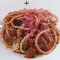 Giglio - プロシュットとナスのトマトソースパスタ。