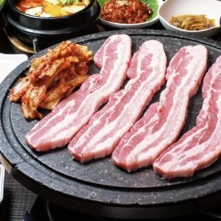 使用国产品牌猪肉的名产韩式烤猪五花肉可以随便吃