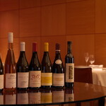 We offer wine pairing courses that match the dishes.
