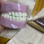 BonBons - インパクト大の入れ歯チョコ