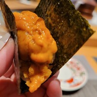 新宿御苑前 鮨らぼ  - うに、手渡し