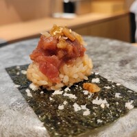 新宿御苑前 鮨らぼ  - まぐろゆっけ、いぶりがっこ手巻き