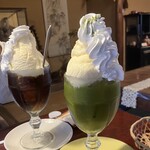 珈琲ポプリ - 僕の抹茶フロートと友人のコーヒーフロート。なかなかインパクトあるヴィジュアルですね(笑)