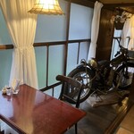 Ko-Hi Popuri - レトロな雰囲気の店内。イニシエのバイクが展示されています。