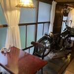 珈琲ポプリ - レトロな雰囲気の店内。イニシエのバイクが展示されています。