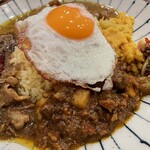 ブラン亭 - 三種カレー1200円　目玉焼きトッピング100円