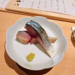 鮨仙八 - 追加）〆鯖をおつまみで、１切れ食べちゃった