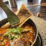 和韓料理 プルコギ専門店 じゅろく - 中のコラーゲンをスープに落とす