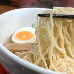 拳ラーメン - 京鴨とノドグロ煮干しそば煮玉子付きの麺