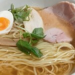 拳ラーメン - 京鴨とノドグロ煮干しそば煮玉子付きアップ