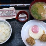 なか卯 - 朝定食目玉焼き+から揚げ+トン汁＝360円