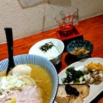 Yaki Miso Ramen Yadoya - 味玉味噌 1150円、国稀 450円、高級魚アブラボウズの味噌漬焼きキャビアのせと鱈白子炙りあん肝ソース
