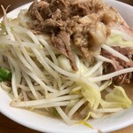 ラーメン二郎 - 今日はわりとモヤシのシャキ感があった