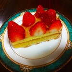 LA MARÉE DE CHAYA - 苺をたっぷりと使った季節限定のケーキです。