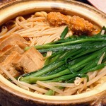 わか松 - 旨辛味噌煮込みうどん　1,441円／具だくさん