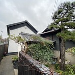 Que Sera Sera - この立派な日本庭園の奥が店舗です。