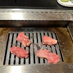 東京鶏焼肉とおでん はーばーど - 焼いているところ　火は強め？