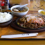 蘭王 - 牛の鉄板焼+生卵トッピング+半ラーメン1,000円