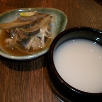 山形山　月島店 - お通しの芋煮汁とマッコリ