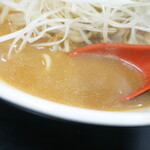 中国手打拉麺 馬賊 - ねぎみそラーメンのスープUP