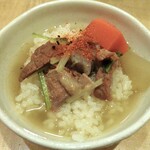天ぷら処 こさか - ご飯に「牛すじ煮込み」をかけて