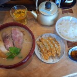 梅花亭 - 酒かすのラーメン、餃子セット