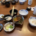 郷土料理 大衆割烹 ほづみ亭 - 中央右がメインの鯛めしの元、左がさつま③右端のお茶碗に鯛めしの元or薩摩を乗せてずけにします