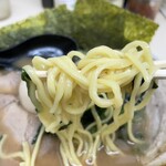 横浜家系ラーメン 田中 - 中太の短い麺にスープが絡む！