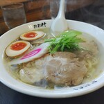 青竹手打ちラーメン　おお竹 - 別の角度から…大きなチャーシュー２枚