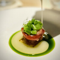 apothéose - 「お米」と銘打たれたお料理ですが、お米は、今まさにソースとして掛かっているブイヨンだそう。
                    天城軍鶏のラビオリ、高菜に韮オイル。
                    〆パスタ的なこの一皿が、この日のベストです♪