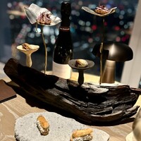 apothéose - アミューズの全景。
                      3Dの演出は独創的ですね。
                      特に、中段の「玉ねぎ」は、濃厚な玉ねぎにマッシュルームの組み合わせが最高で、美味しかった！