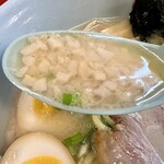 ラーメン山岡家 - 背脂たっぷりのスープ。