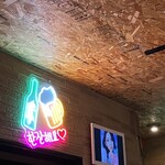 韓国母の旨辛味 ちょるほん鍋 - 壁には可愛いネオンやポスターが♥️