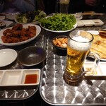 韓国母の旨辛味 ちょるほん鍋 - 左奥は鶏の唐揚げ、リーフレタスかな？ビールに隠れてキムチ、右がチジミ