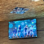 韓国母の旨辛味 ちょるほん鍋 - 店内の大型モニターにはずっとＫ－ＰＯＰの映像が流れていてテンション上がる！