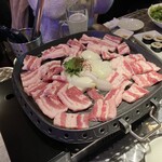 Kankoku Omoni No Umakara Aji Choruhon Nabe - サムギョプサル、中心に玉ねぎとニンニク