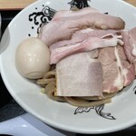 Matsudo Tomita Mengyou - チャーシューは肩ロースとバラロールの2種類で、やわらかくてジューシーだ。味玉も温かくて美味しい