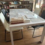 こるどん亭 - リビングのダイニングテーブル。最大８名様まで