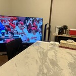 こるどん亭 - リビングには65V型の有機ELテレビがあります。