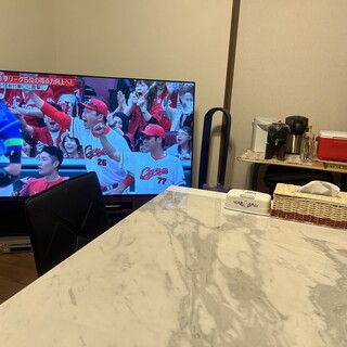 リビングには65V型の有機ELテレビがあります。