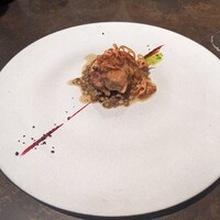 D'ORO HATSUDAI - 豚肉の煮込み、レンコンのチップとレンズ豆を添えて