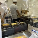 丸武 本店 - 大量の玉子焼きを職人さんたちが次々と焼いてます