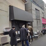 平八 - 週末午後1時前、入店前の店前・7人待ち