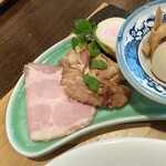 稲庭中華そば - チャーシュー：レア、煮豚、三つ葉、お麩、海苔