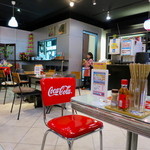Okinawa cafe - コカコーラの椅子がオシャレ