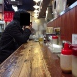 ラーメン壱六家 - 201312　壱六家　店内⇒カウンターは中央部で、２つに分かれています